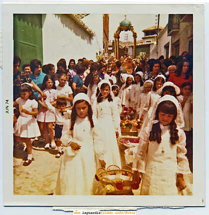 Procesión del Corpus junio del 74 pasando por la calle de la Luna.