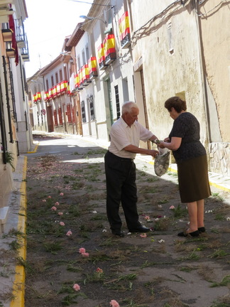 Engalamiento de las calles antes de la procesión del Corpus. 22-6-2014