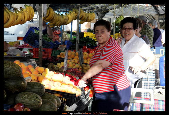 El mercado de los martes - 28 de junio 2011 - Comprando
