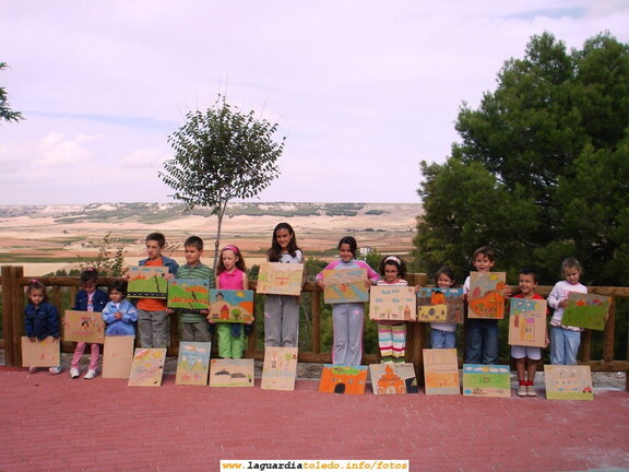 23 de Septiembre de 2006. Concurso de pintura organizado por la Asociación Vecinal "La Unión de La Guardia". Los participantes posando con sus creaciones