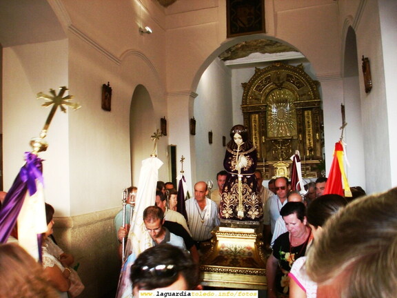 1 de Septiembre de 2007. Subida del Santo Niño a la Iglesia. El Santo Niño a la salida de la Ermita arropado por la Cofradía