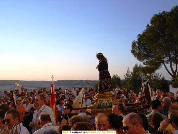 1 de Septiembre de 2007. Subida del Santo Niño a la Iglesia. El Santo Niño arropado por el fervor popular a la salida de la Ermita
