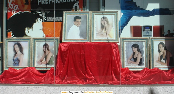 Tradicional foto de las Damas, Reina y Mantenedor de las próximas fiestas que por estas fechas se expone en CCM (La Antigua Caja Castilla la Mancha). 16 de Septiembre de 2007