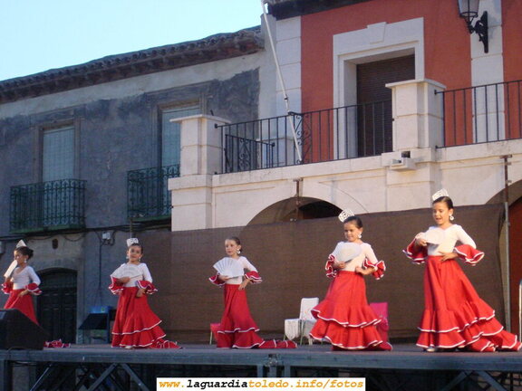 16 de Septiembre de 2007. Actuación de la Escuela de Baile de la A.M.P.A. dirigida por Mª Julia Rodríguez Garcia