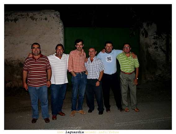 24 de Septiembre de 2007. Viniendo de la pólvora.  Cuadrilla de mozos viejos delante de la bodega de Benito Arreno.