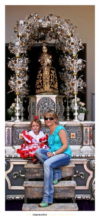 24 de Septiembre de 2007. Ofrenda floral: madre e hija con el Niño II.
