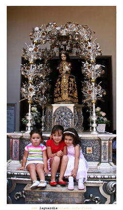 24 de Septiembre de 2007. Ofrenda floral: los niños con el Niño I.