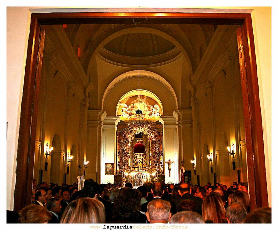 25 de septiembre de 2007. El Santo Niño entrando a la iglesia después de la procesión.