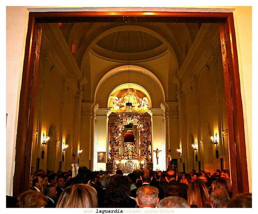 25 de septiembre de 2007. El Santo Niño entrando a la iglesia después de la procesión.