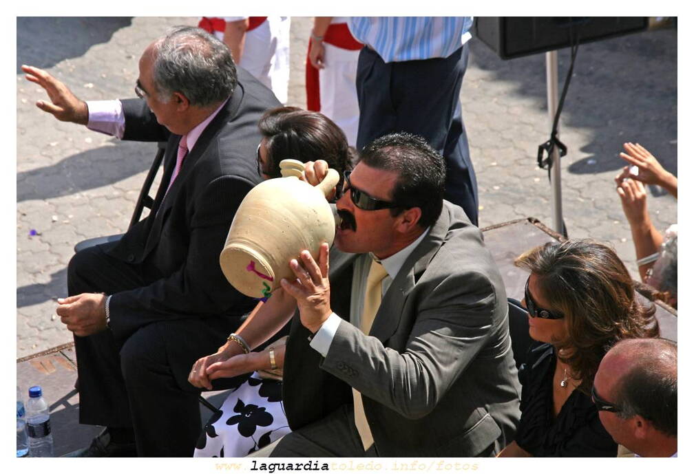 24 de Septiembre de 2007. Inaguración de las fiestas. Nunca viene mal tener un botijo a mano.