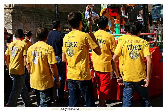 24 de Septiembre de 2007. Las carrozas: Club virus acompañando a su carroza.