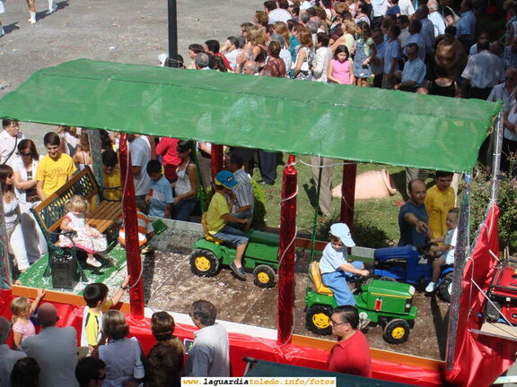 24 de Septiembre de 2007. Desfile de carrozas a su paso por la Plaza. Los tractores de choque