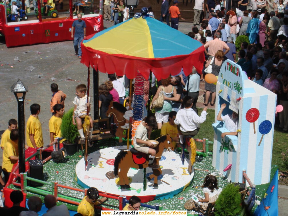 24 de Septiembre de 2007. Desfile de carrozas a su paso por la Plaza. El tiovivo