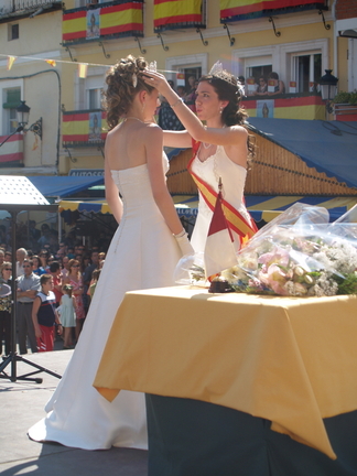 Reina 06 Irene Nuño Jimenez coronando a la Reina de las fiestas 07 MªSol Rama Sanchez