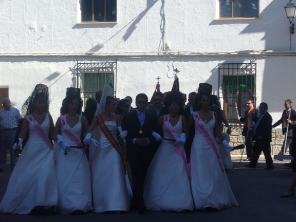 reina damas mantenedor 07 dirijiendose a la misa del dia 25