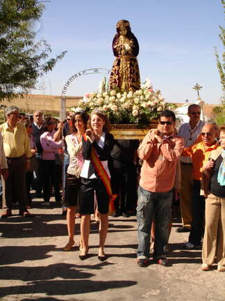 reina y mantededor 07  alzando al santo niño al comienzo de la cuesta