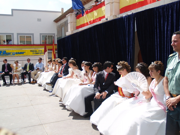 reinas,damas y mantenedores 06 y 07 viendo las carrozas