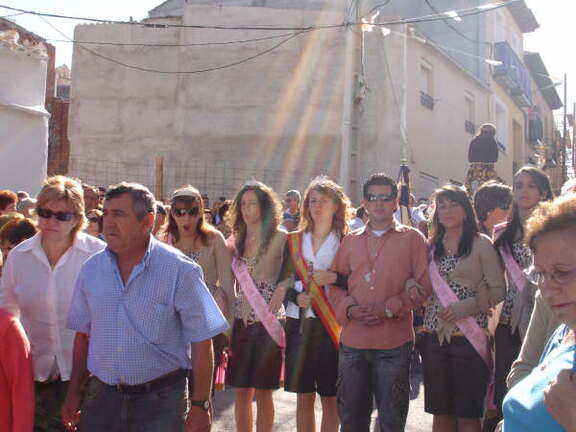 reina,damas y mantenedor en procesion dirijiendose hacia la ermita