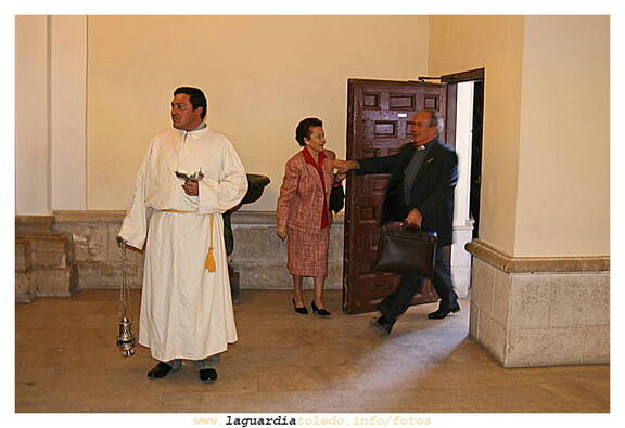 26 de septiembre de 2007. Misa mayor, estoy haciendo una foto y de repente se abre la puerta.....