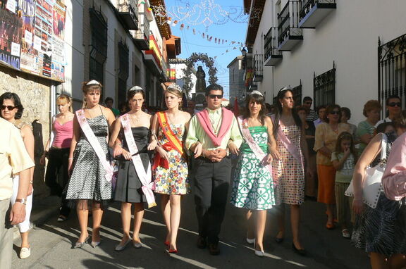 Reina,damas y mantenedor en procesion con el santo niño a la plaza