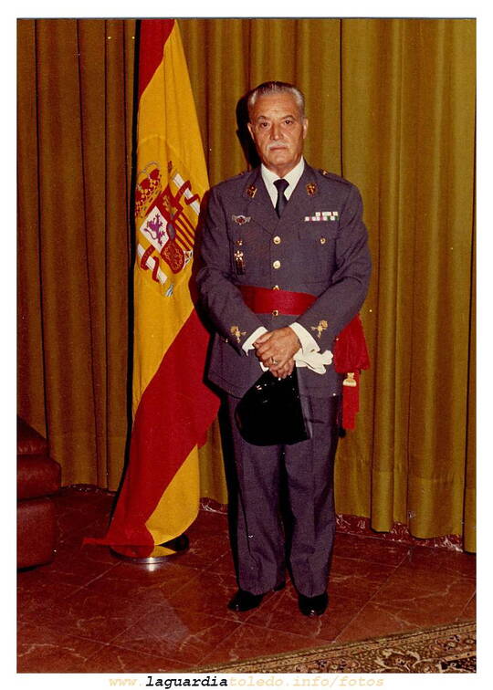 Alejandro Mata posando con su uniforme de general.
