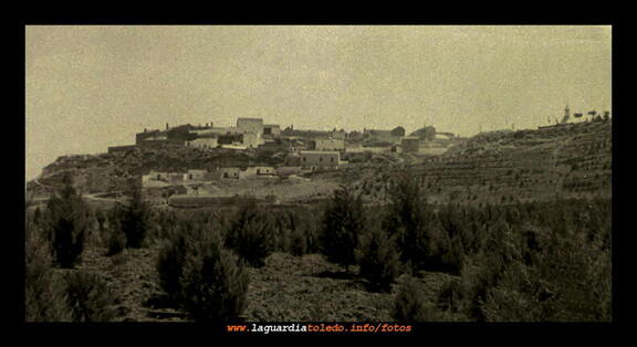 1967 Vista de las cuevas de La Cuesta de la Fuente desde los pinos de la Tierra del Conde