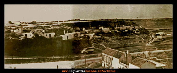 Fusión digital de 2 fotografías para coneguir un panorámica de la cuevas del barrio de La Cañadilla. Las fotogradías usadas estan datadas de los años 50.