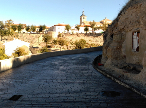 Vistas desde las cuevas ,ya esta asfaltada la calle