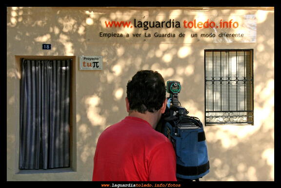 TV Castilla La Mancha recogiendo la nueva imagen de la sede de pTupi. 1 de Agosto 2009.