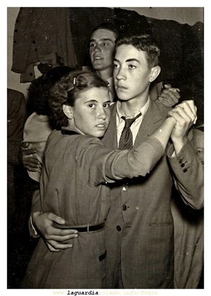 25 de Septiembre de 1957, baile en casa de Cepa, bailan Pili Mata y Aurelio Martínez.