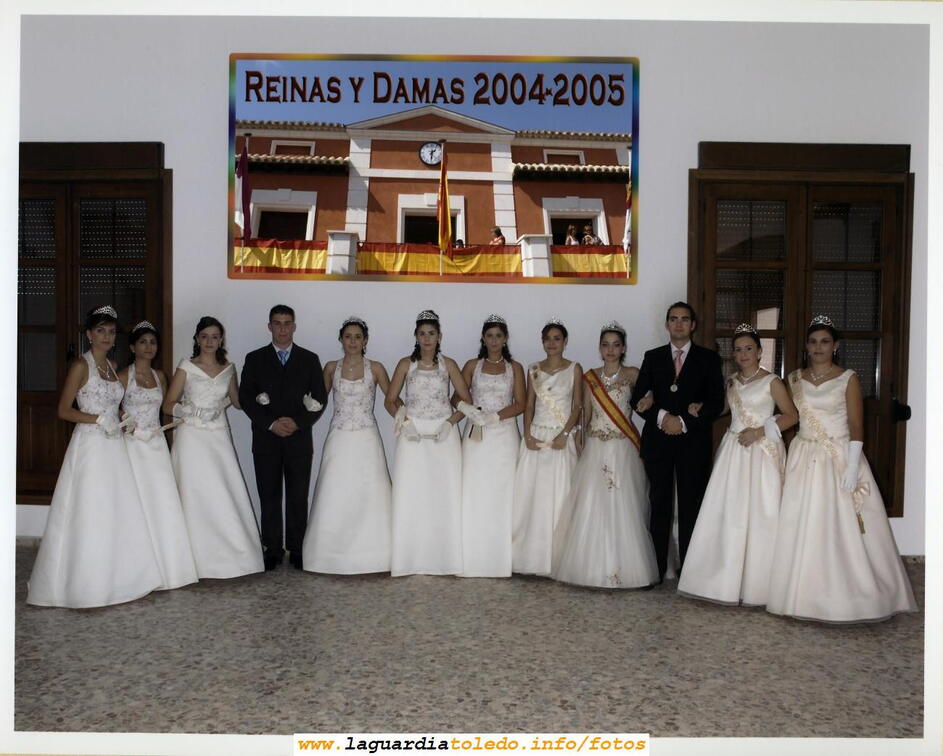 Fiestas de 2005. Posado de las damas y Reina de 2004 y 2005 antes de la coronación de la Reina y Damas