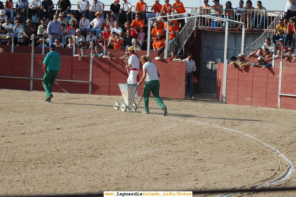 Fiestas de 2005. Instantánea de la pintura de las rayas con cal en la Plaza de Toros por parte de trabajadores del Ayto.
