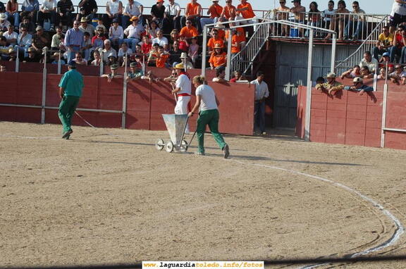Fiestas de 2005. Instantánea de la pintura de las rayas con cal en la Plaza de Toros por parte de trabajadores del Ayto.