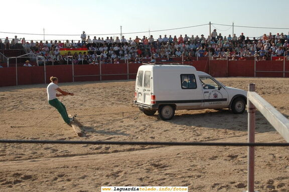 Fiestas de 2005. Instantánea del allanamiento de la arena de la Plaza de Toros por parte de trabajadores del Ayto.