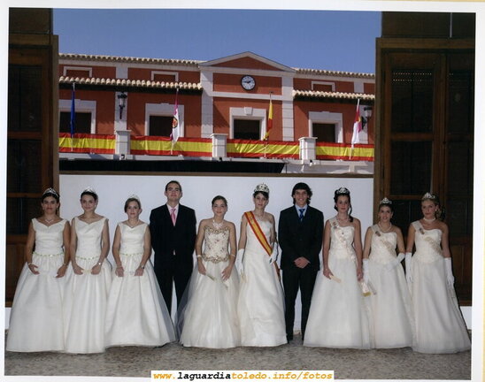 Fiestas de 2004. Damas, Reina y Mantenedor de los años 2004 y 2003 antes de la coronación