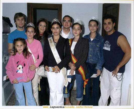 Damas, Reina y Mantenedor de 2004 fotografiados con los exconcursantes de O.T. que forman el grupo "Fórmula Abierta " Miguel Angel Silva, Geno y Javián.