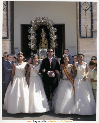 Fiestas de 2004. Damas y Reina a la salida de la Iglesia