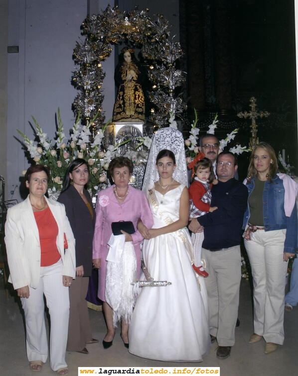 Fiestas de 2004. Tradicional foto de familia de las damas con el Santo Niño. La dama es Mari Carmen Alvarez Redajo. Quien sostiene en brazos a su hija es Juan Luis Redajo, "grimores" en la web.