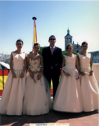 Fiestas de 2004. Damas, Reina y Mantenedor en el balcón del Ayuntamiento en la Plaza. Al fondo la Iglesia