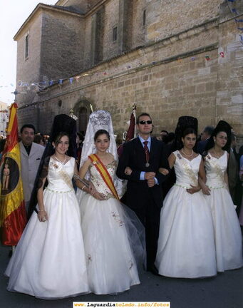 Fiestas de 2004. La Reina y Damas posando delante de la Iglesia