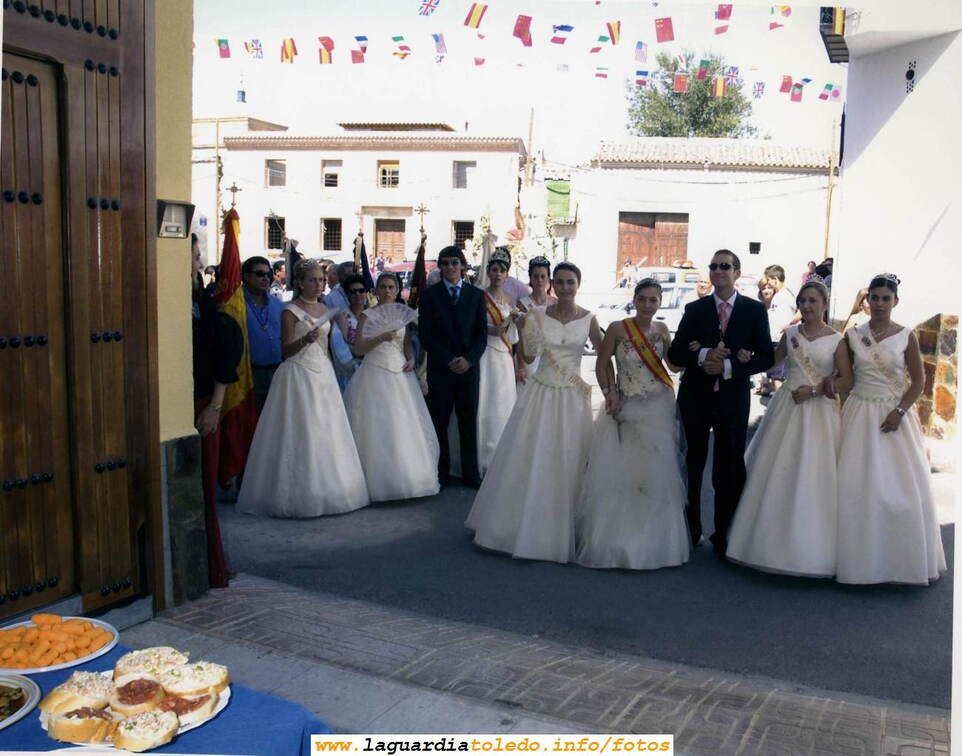 Fiestas de 2004. El banquete en casa de la Reina. Acompañan también la Reina y Damas de 2003.