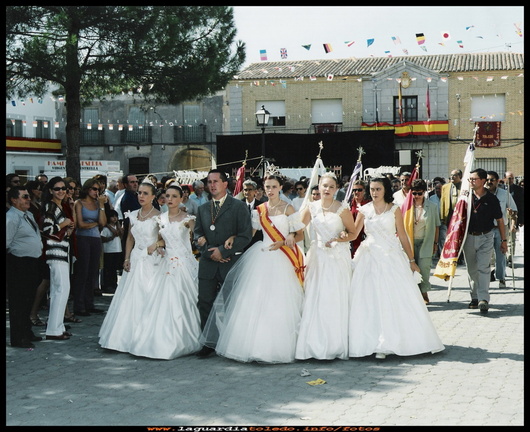 Año 2000 reina y damas salientes