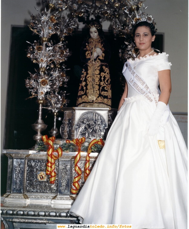 Fiestas de 1998. La dama Lourdes Orgaz posa con la carroza del Santo Niño