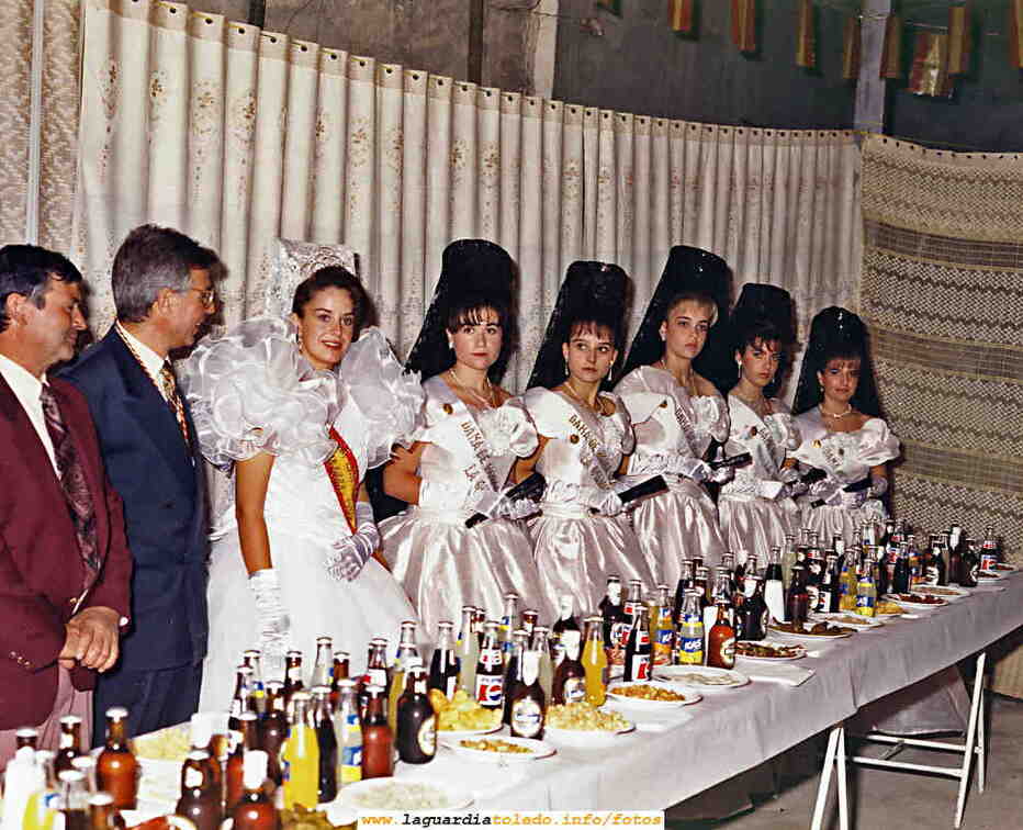 Reinas y damas y mantenedor de 1994 en el tradicional banquete que da la reina