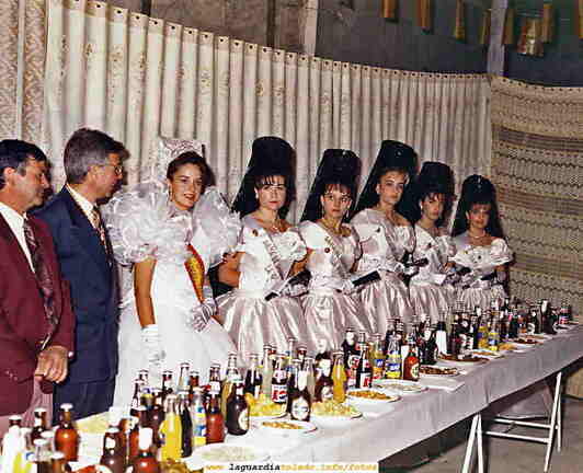 Reinas y damas y mantenedor de 1994 en el tradicional banquete que da la reina