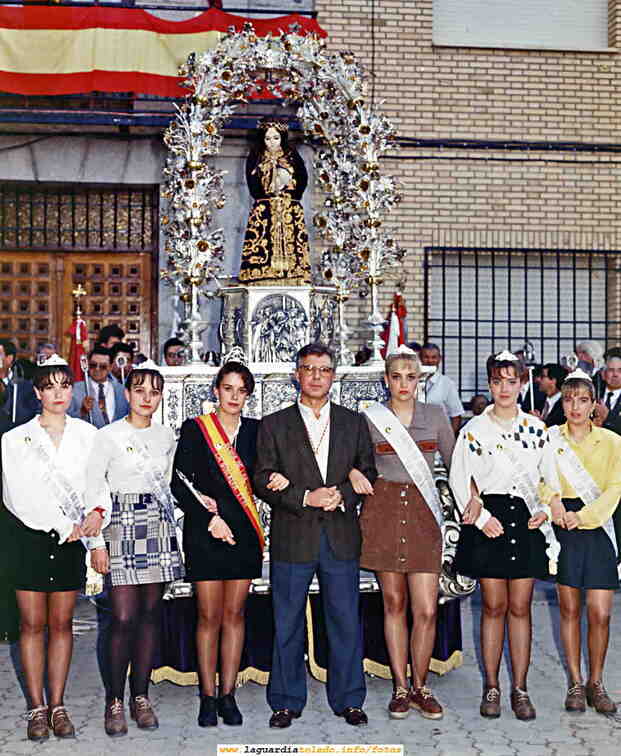 Reinas y damas y mantenedor de 1994 en la plaza