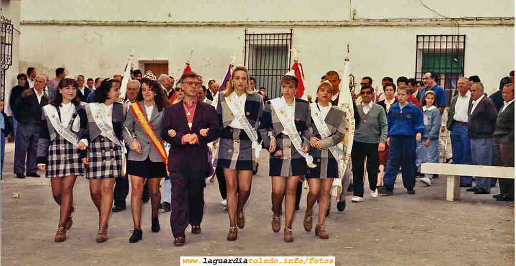 Reina y damas y mantenedor de 1994 el día 27 a por el Santo Niño