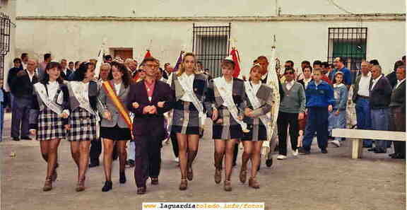 Reina y damas y mantenedor de 1994 el día 27 a por el Santo Niño
