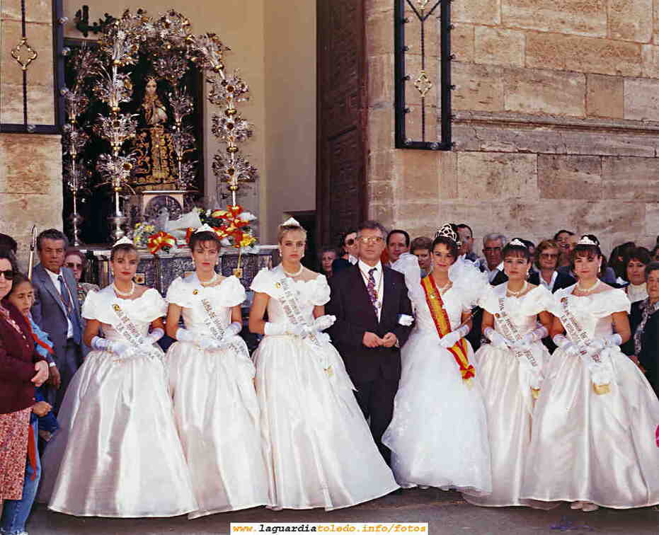 Reinas y damas y mantenedor de 1994 el día 25 de septiembre a la salida de la iglesia