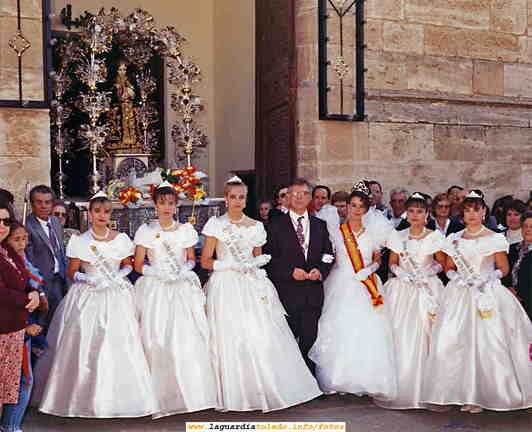 Reinas y damas y mantenedor de 1994 el día 25 de septiembre a la salida de la iglesia